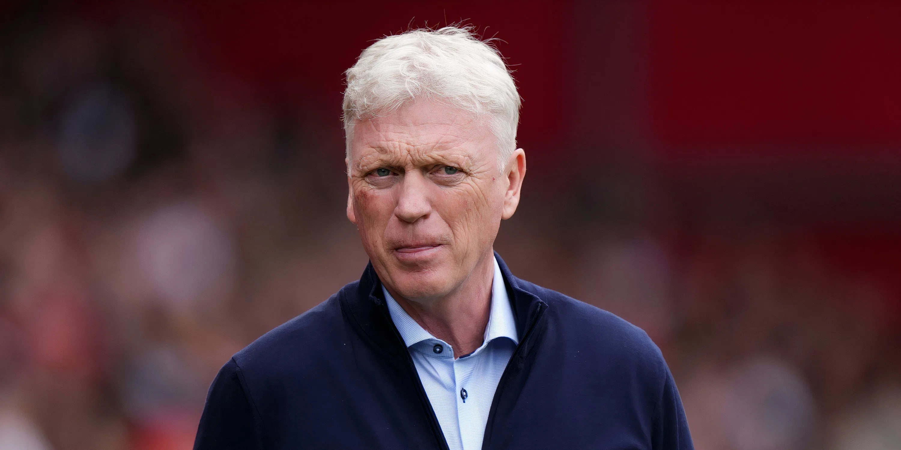 HLV David Moyes của Everton theo dõi trận đấu từ đường biên