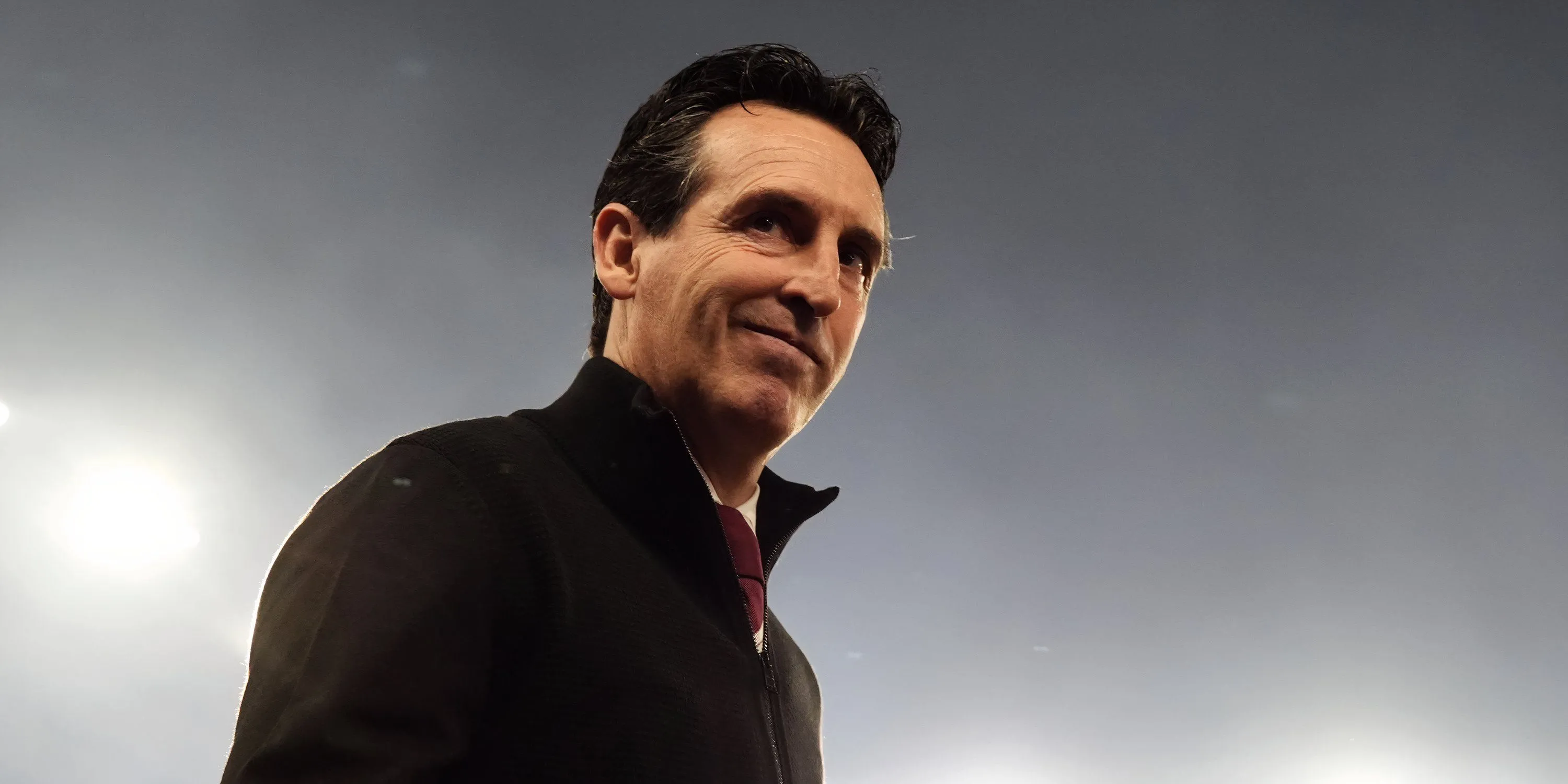 Huấn luyện viên Aston Villa Unai Emery chỉ đạo