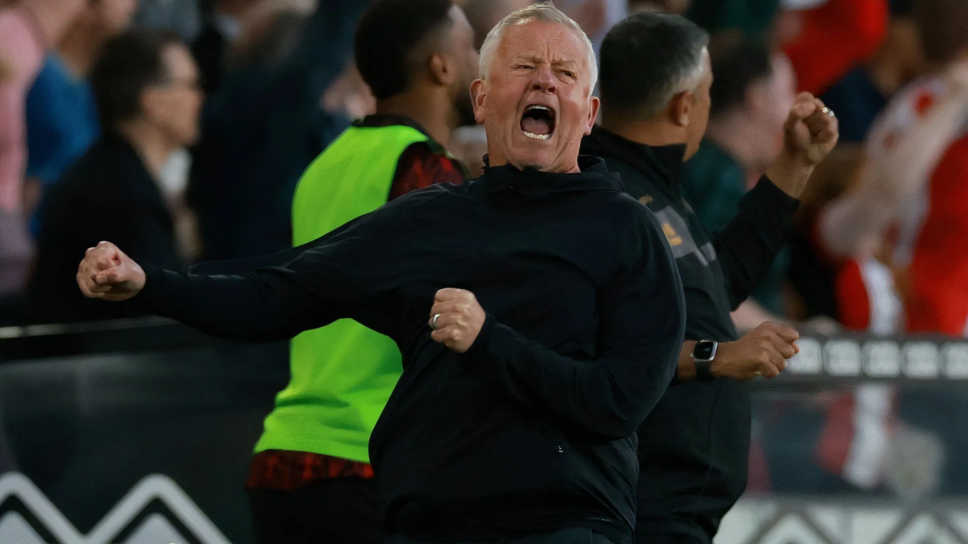 Huấn luyện viên Chris Wilder ăn mừng