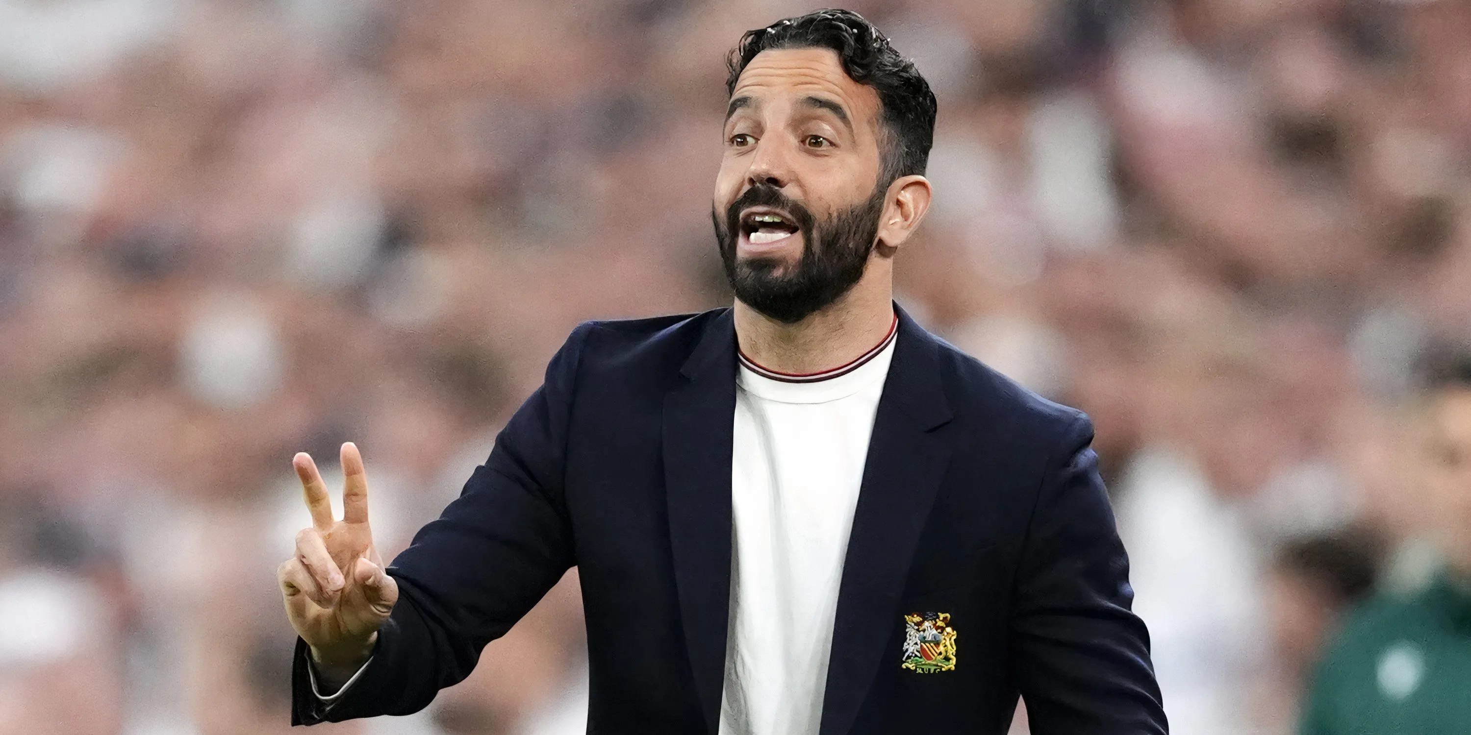 Huấn luyện viên Ruben Amorim của Manchester United trên đường pitch