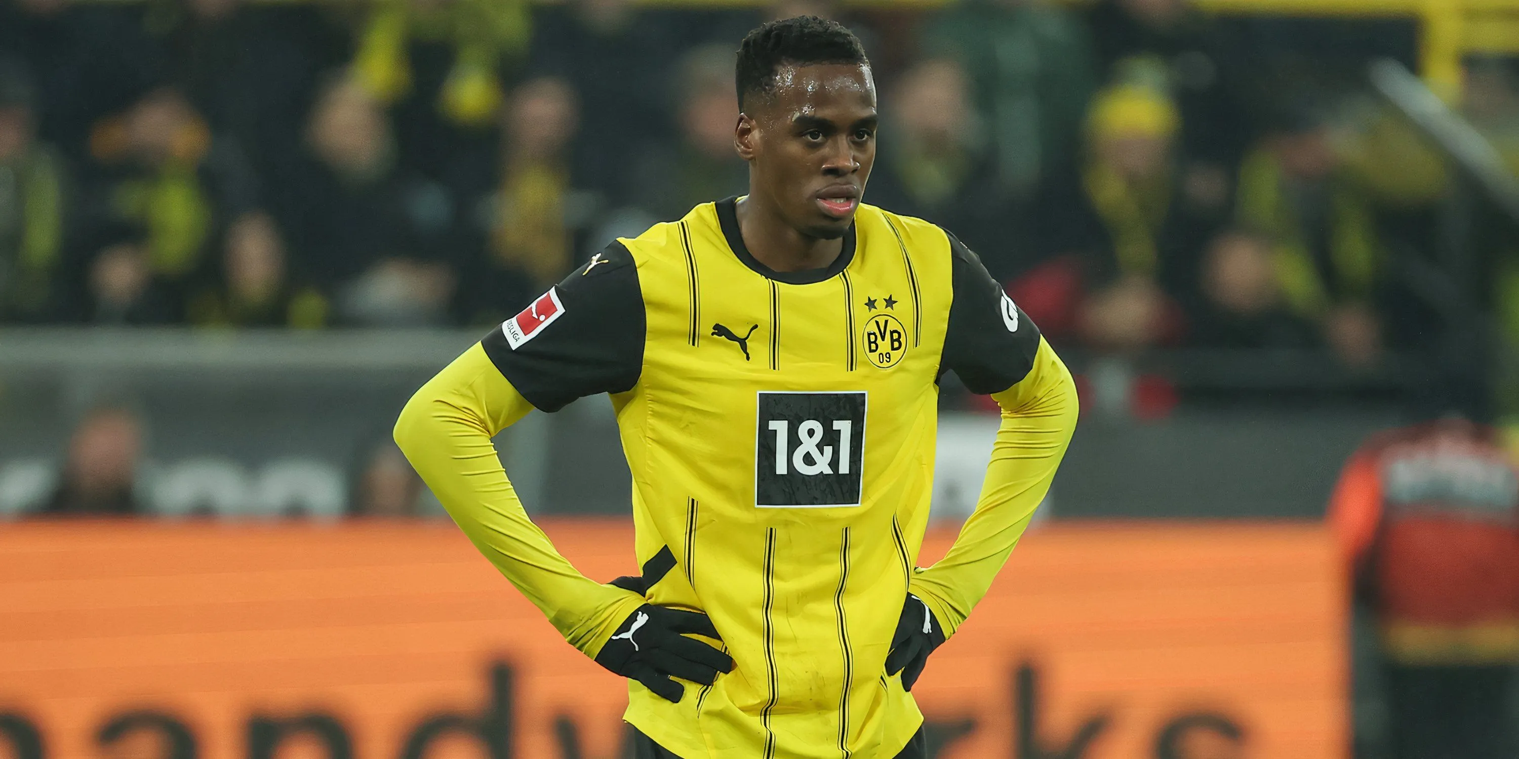 Jamie Bynoe-Gittens trong màu áo Dortmund thi đấu trên sân