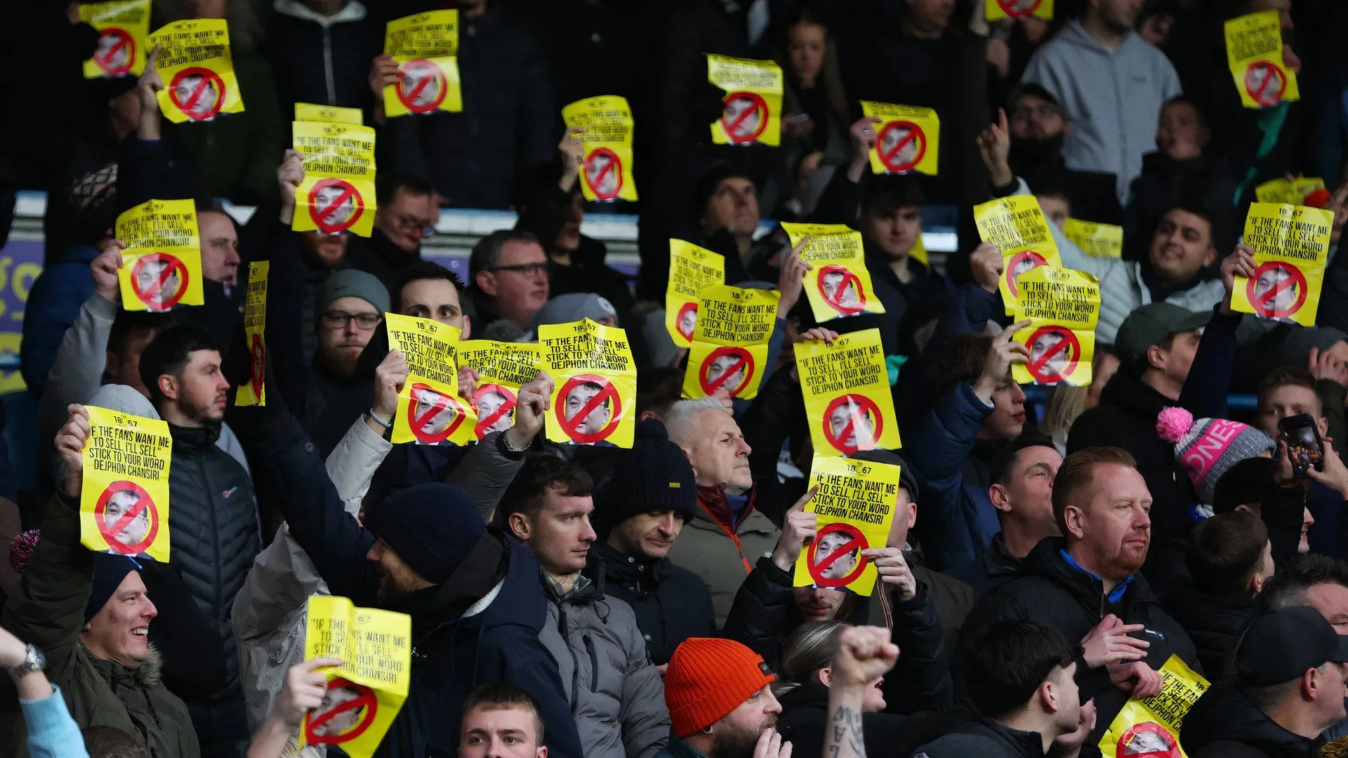 Người hâm mộ Sheffield Wednesday biểu tình phản đối ông Dejphon Chansiri