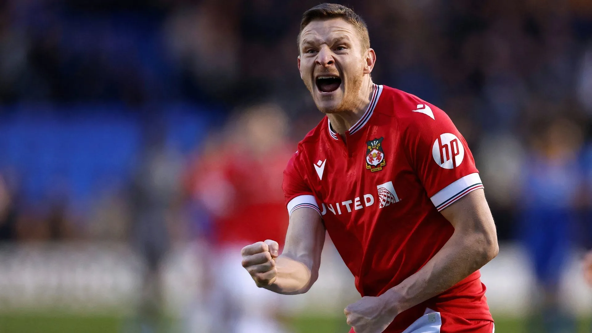 Paul Mullin trong màu áo Wrexham, tiền đạo đang đàm phán rời câu lạc bộ