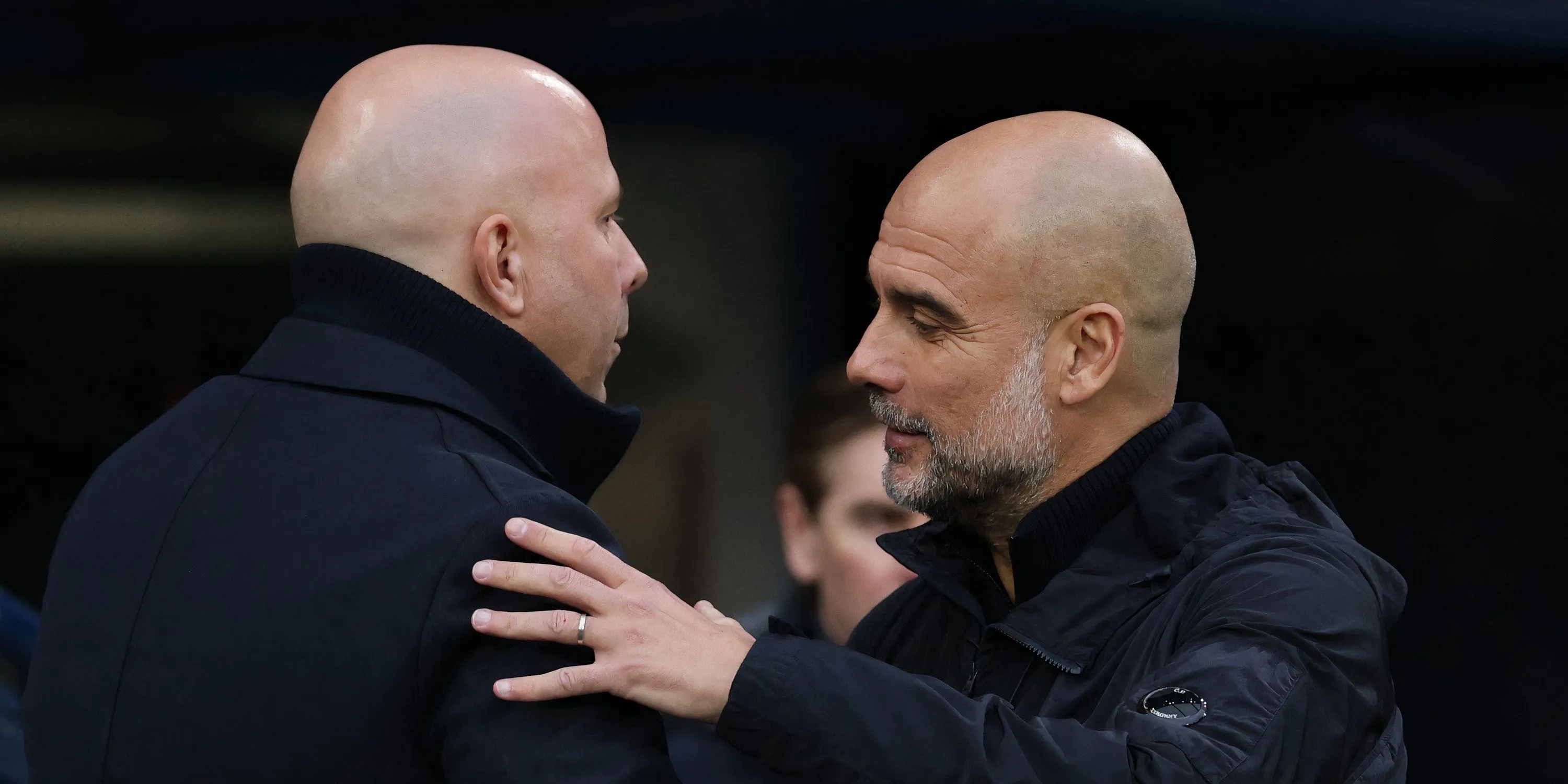 Pep Guardiola và Arne Slot trong một trận đấu Premier League