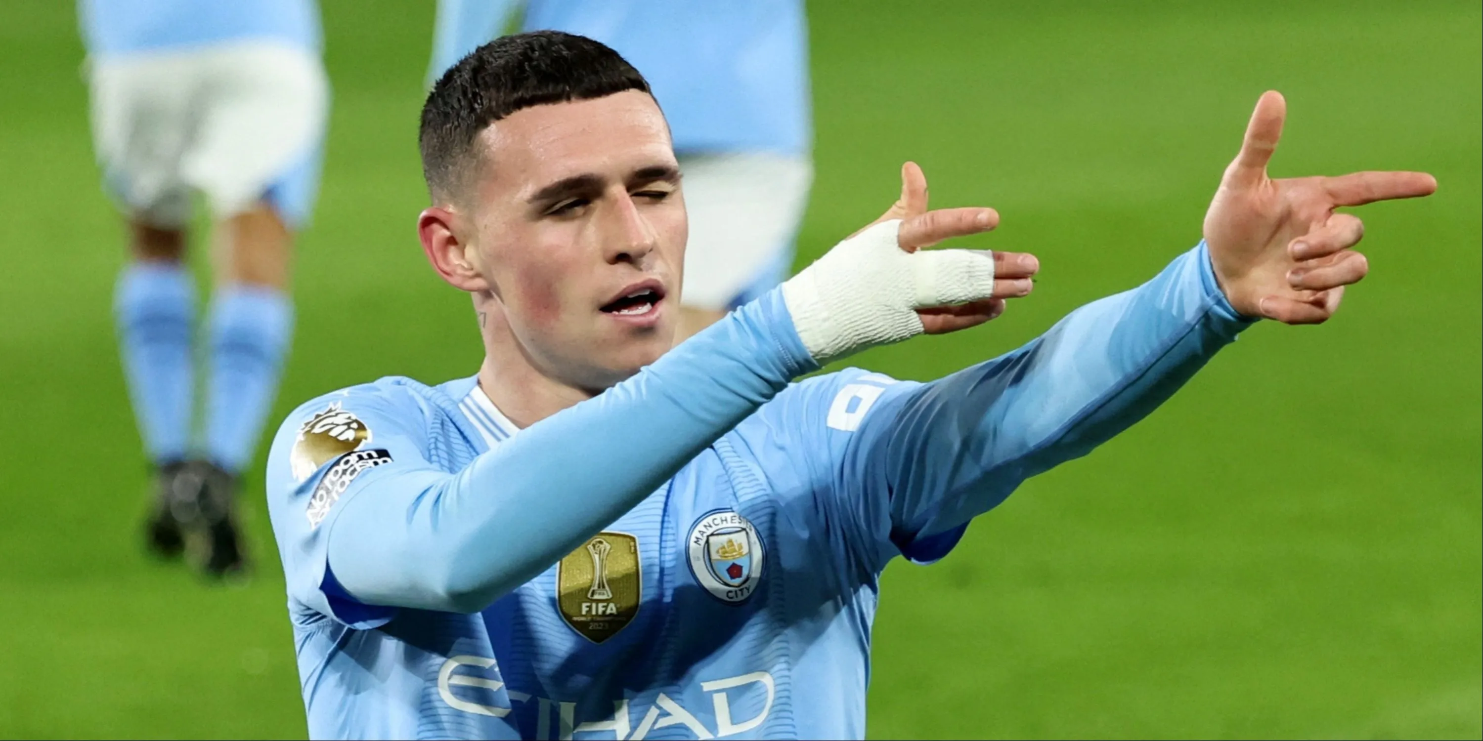Phil Foden của Manchester City ăn mừng danh hiệu Cầu thủ xuất sắc nhất Premier League
