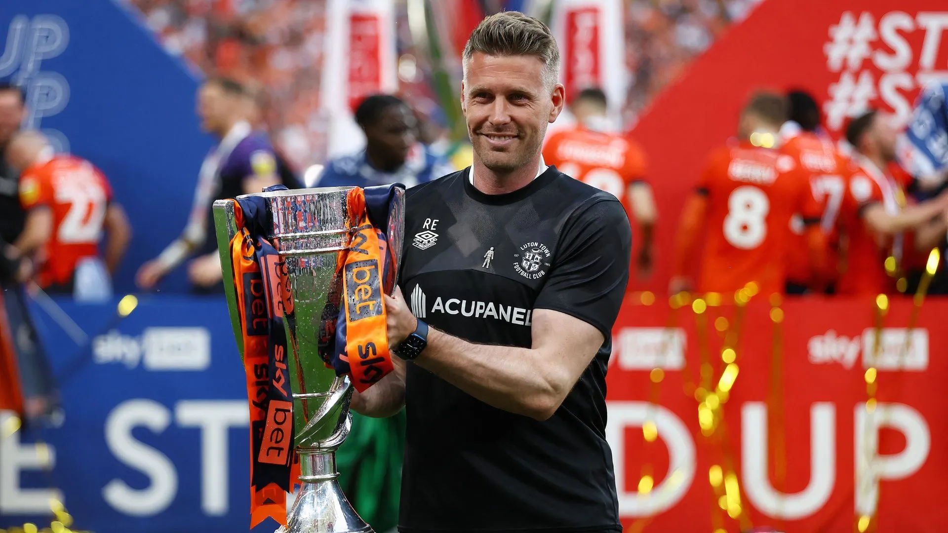 Rob Edwards ăn mừng thăng hạng Premier League cùng Luton Town tại Wembley