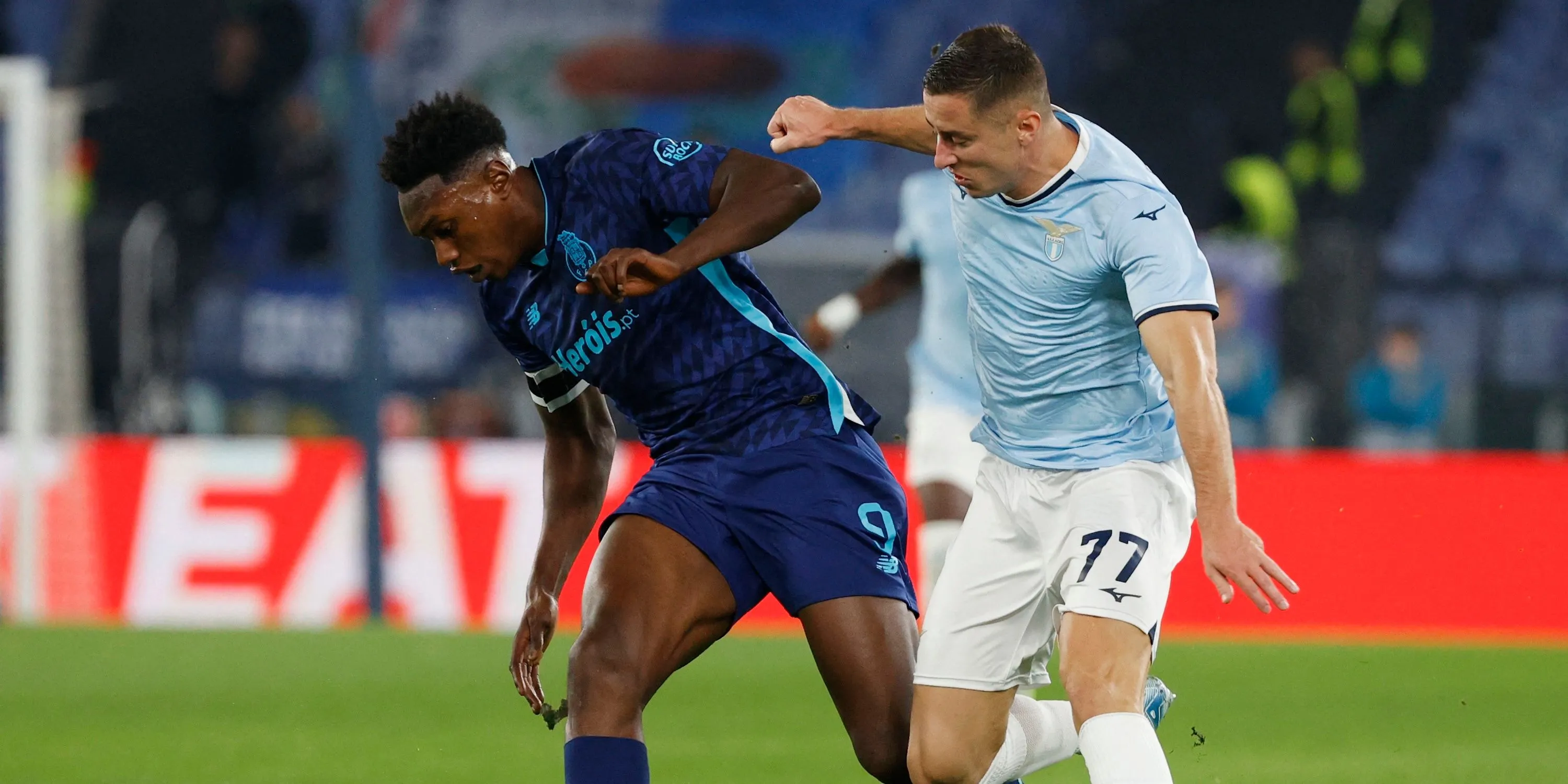 Samu Omorodion (Porto) tranh bóng với cầu thủ Lazio