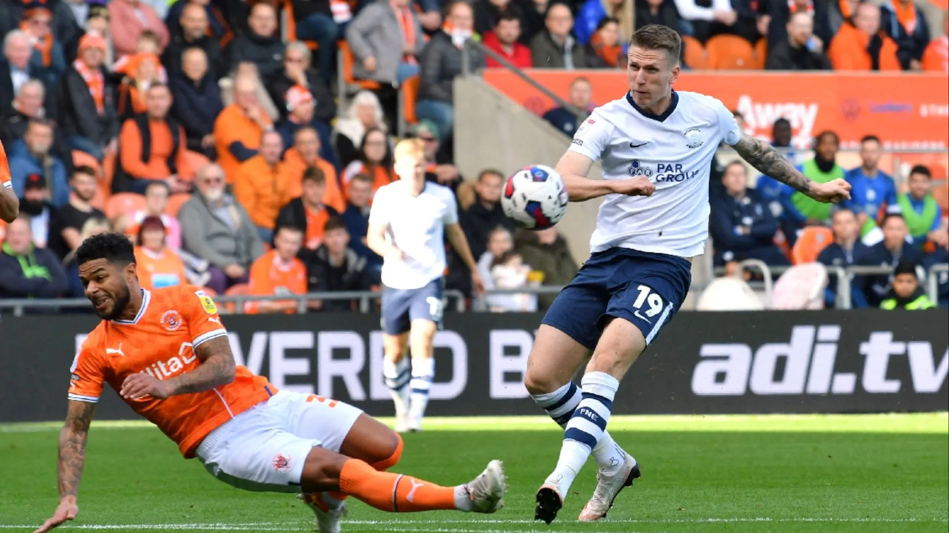Sheffield United và Coventry City quan tâm đến tiền đạo Emil Riis