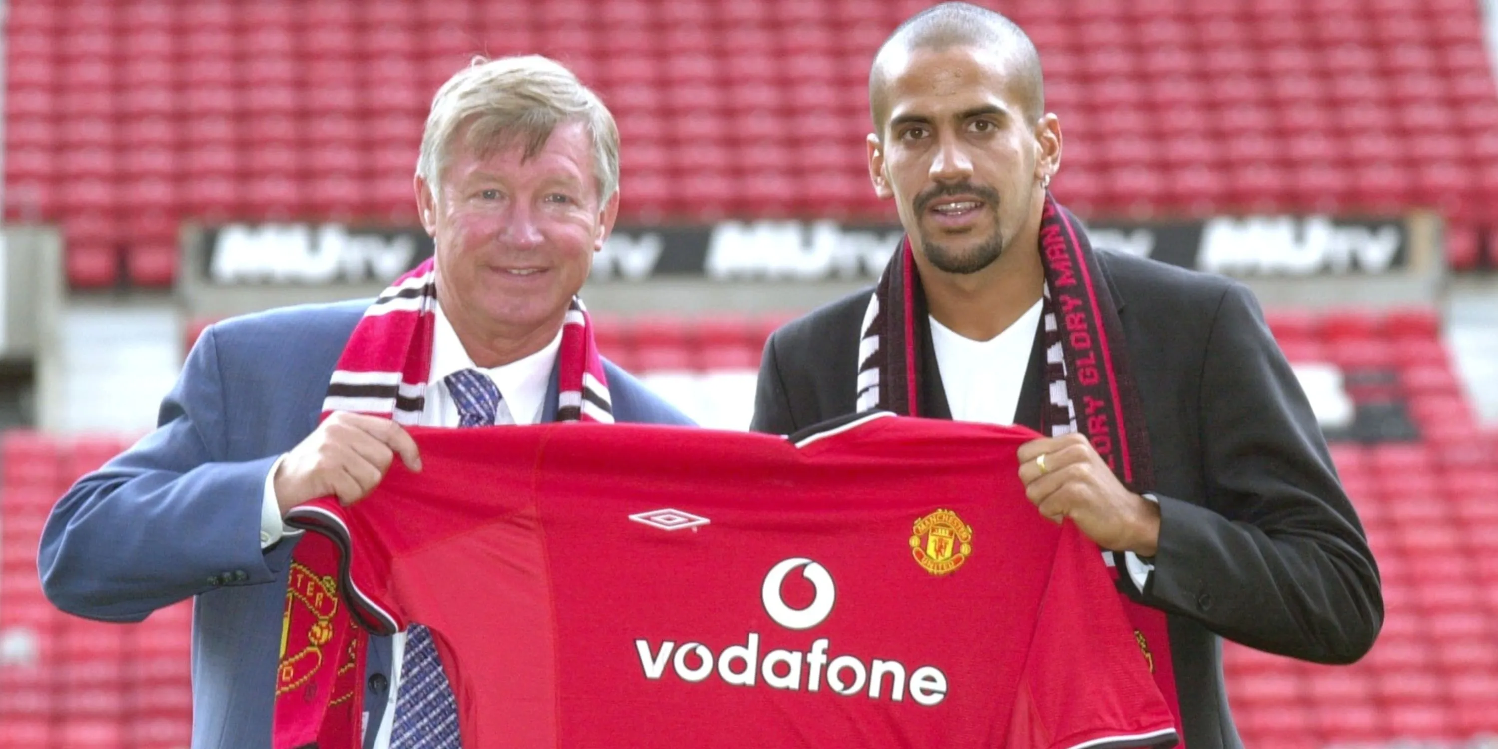Sir Alex Ferguson và Juan Sebastian Veron trên sân cỏ Manchester United