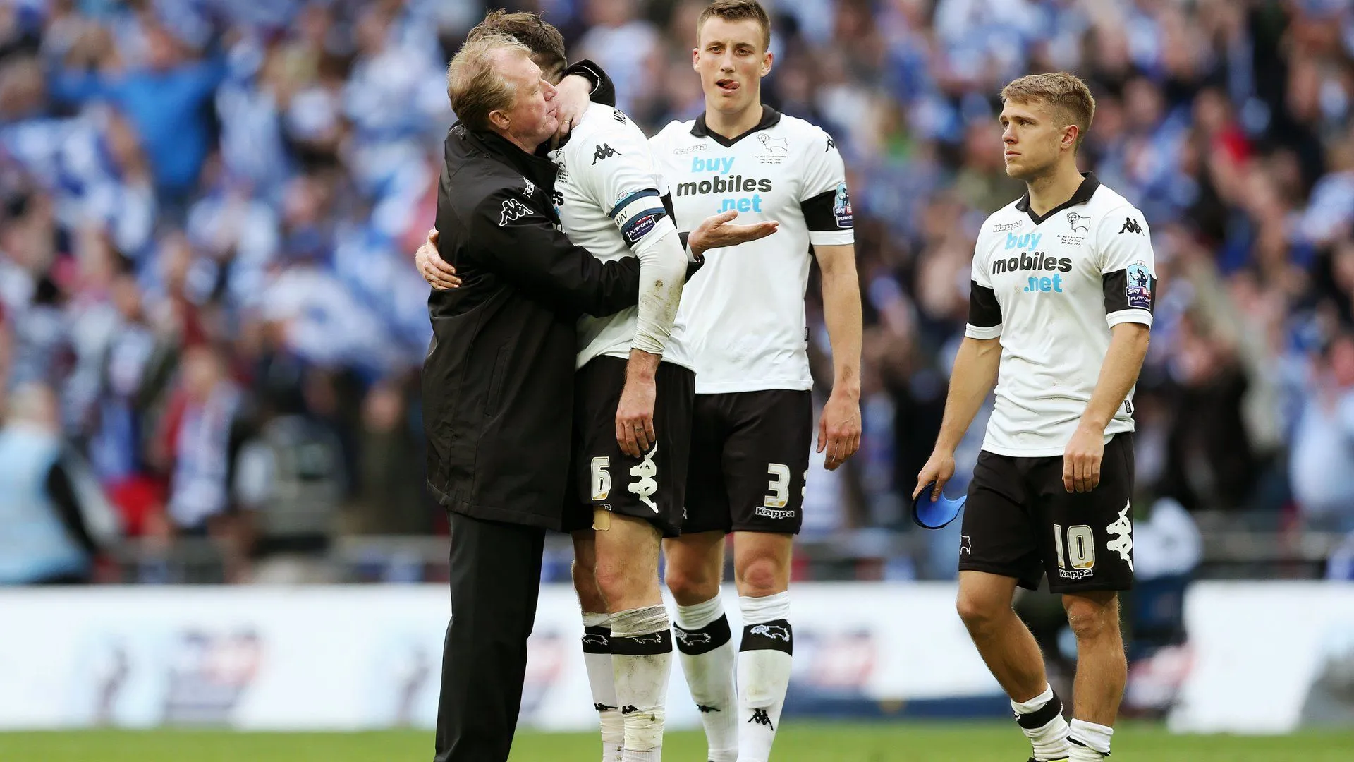 Steve McClaren ôm Richard Keogh, Craig Forsyth và Jamie Ward đứng phía sau trên sân bóng
