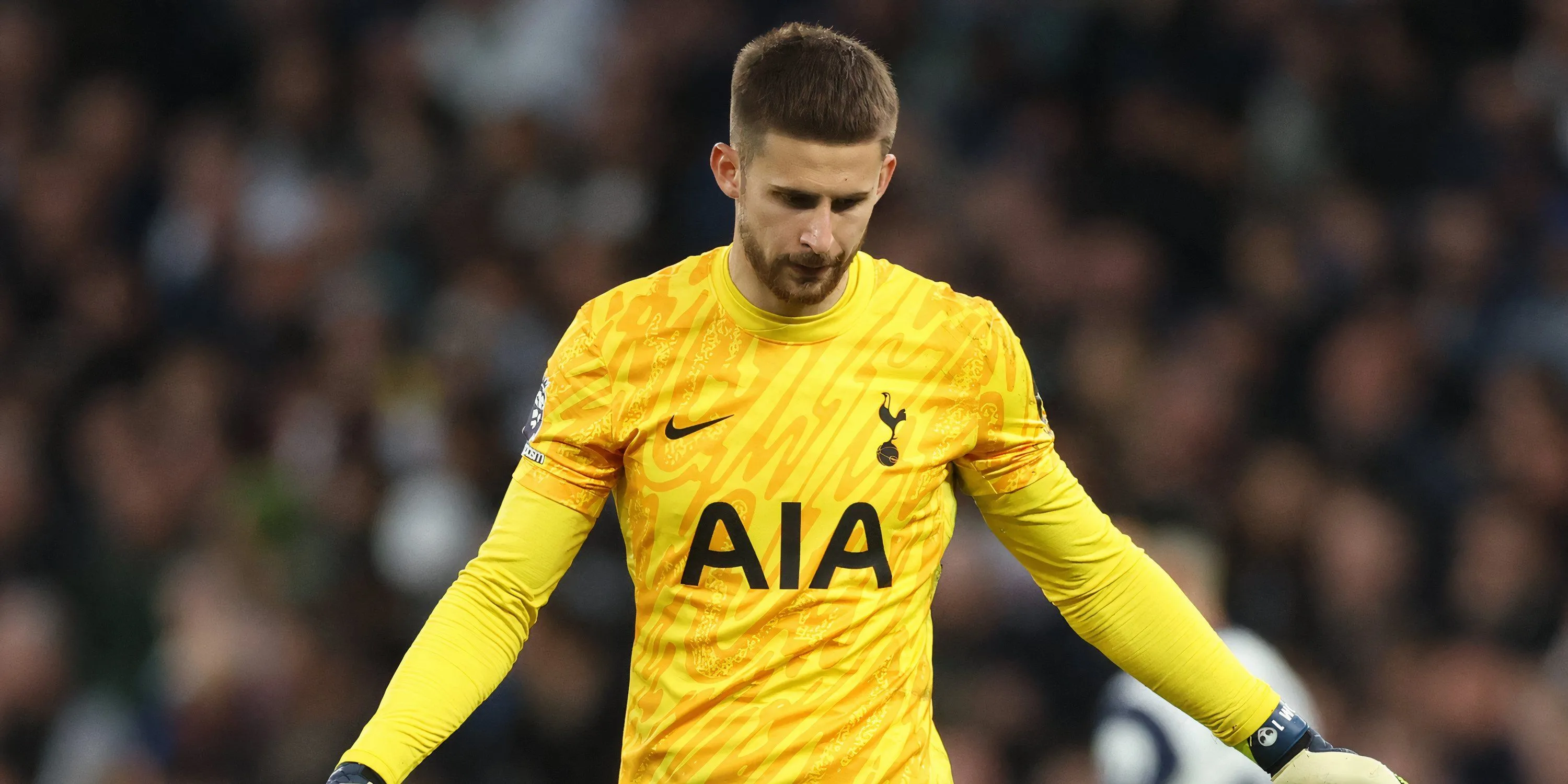 Thủ môn Guglielmo Vicario của Tottenham trong một trận đấu tại Premier League