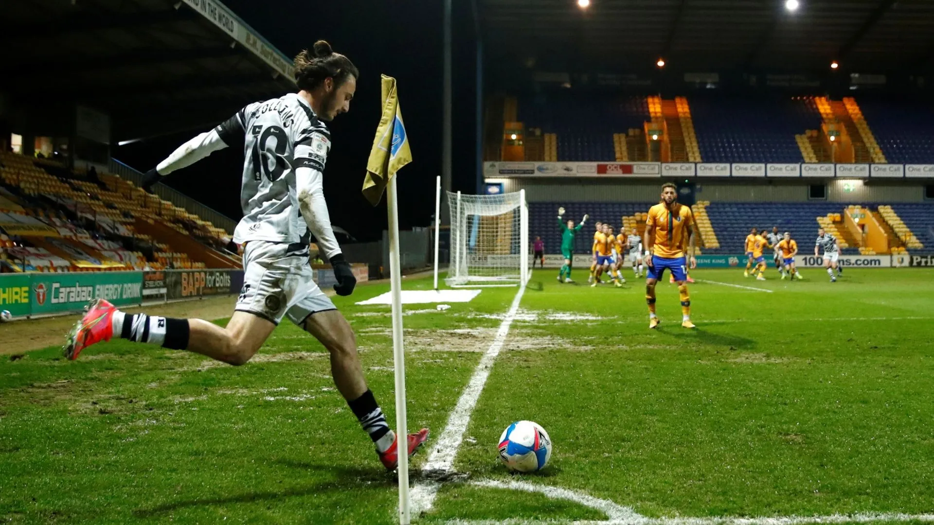 Tiền đạo Aaron Collins trong màu áo Bolton Wanderers, cầu thủ sắp chuyển đến MK Dons