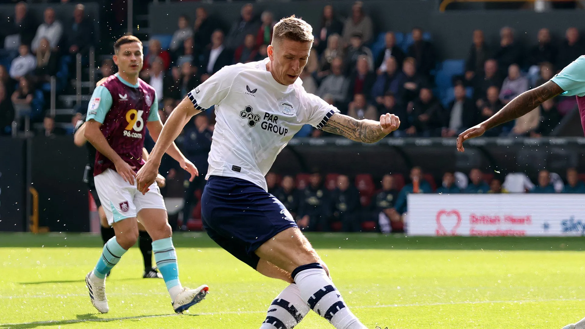Tiền đạo Emil Riis trong màu áo Preston North End