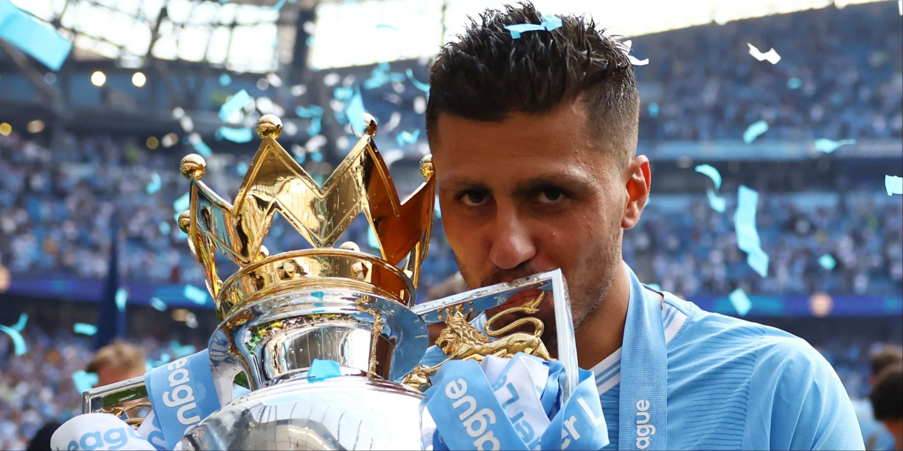 Tiền vệ Rodri của Manchester City ăn mừng chức vô địch Premier League cùng đồng đội