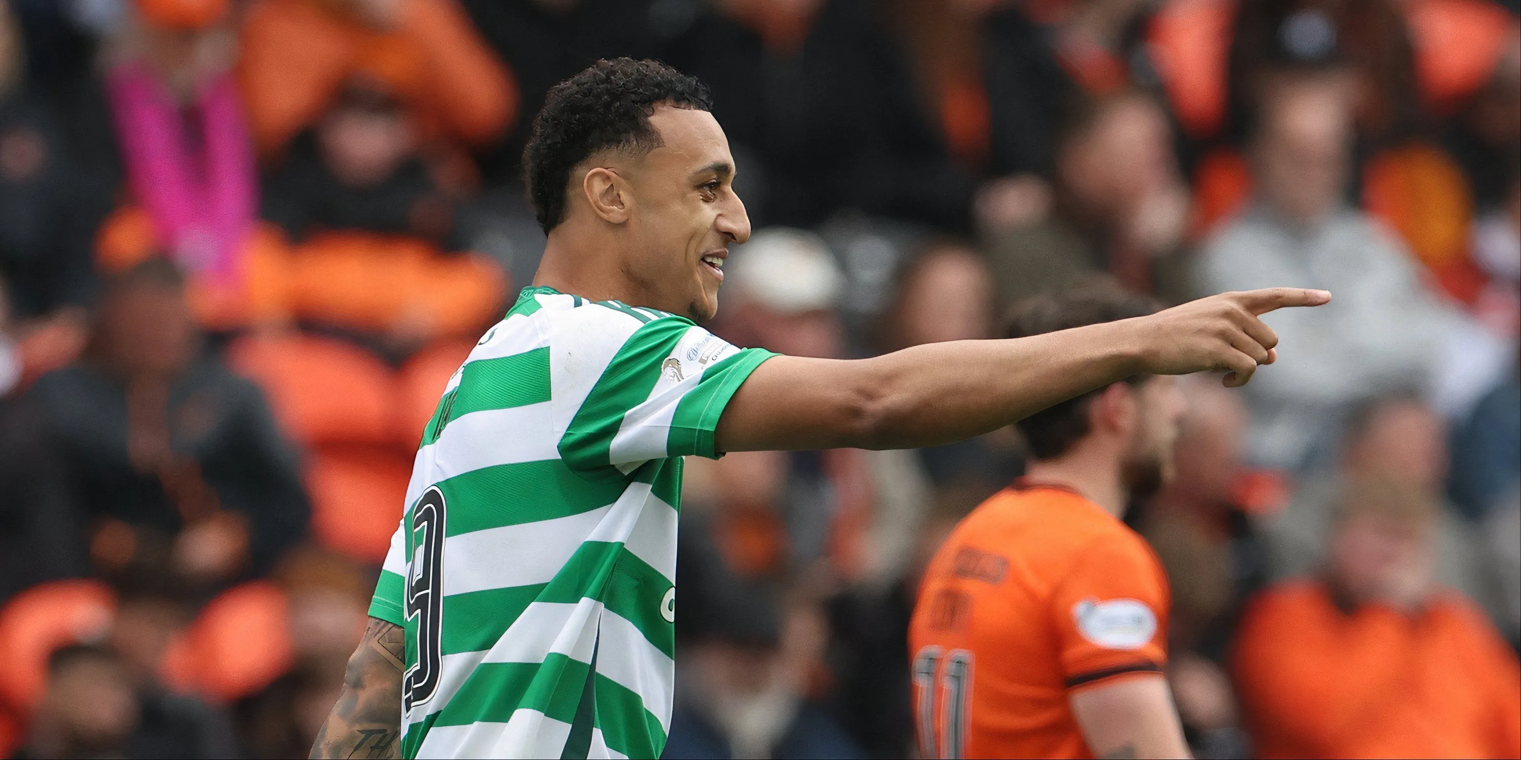 Adam Idah trong màu áo Celtic đang chạy trên sân