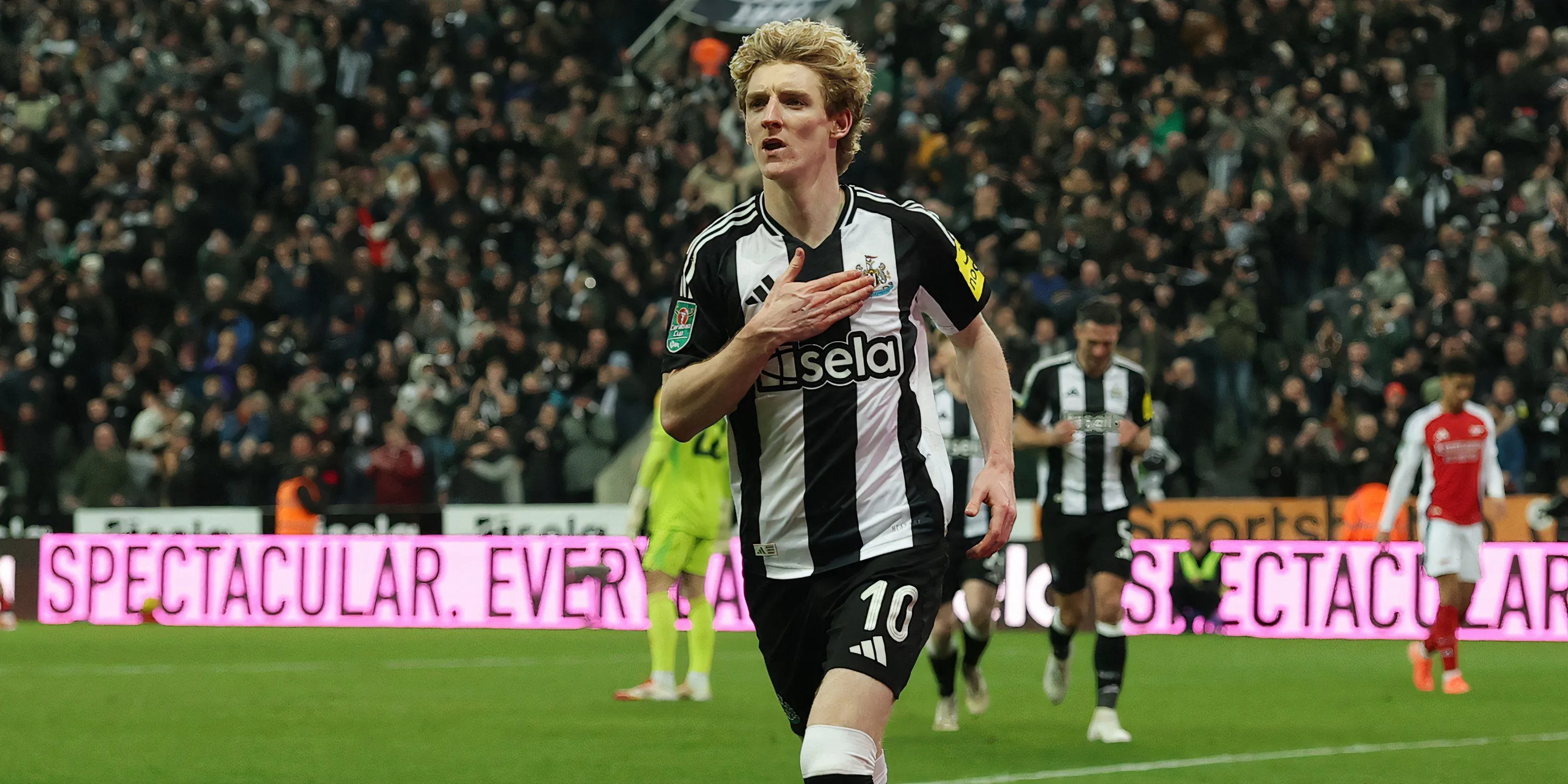 Anthony Gordon và HLV Eddie Howe của Newcastle