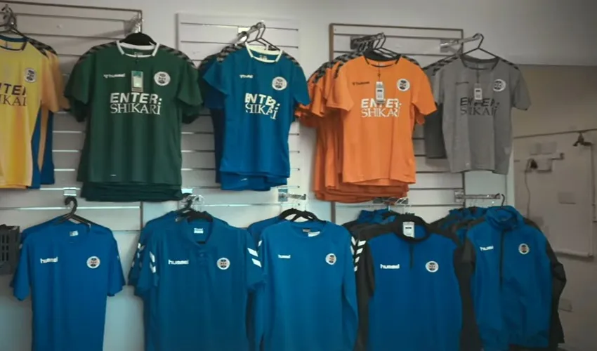Áo đấu sân nhà truyền thống của St Albans City FC màu xanh và vàng