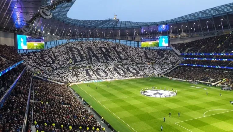 Bảng hiệu &quot;Dare to Dream&quot; tại sân vận động Tottenham Hotspur