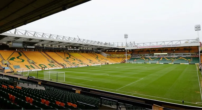 Bên trong sân vận động Carrow Road với các khán đài và mặt cỏ