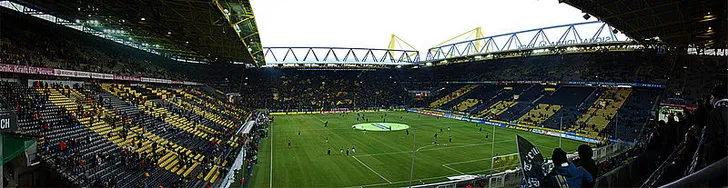 Bên trong sân vận động Signal Iduna Park, cận cảnh các khán đài