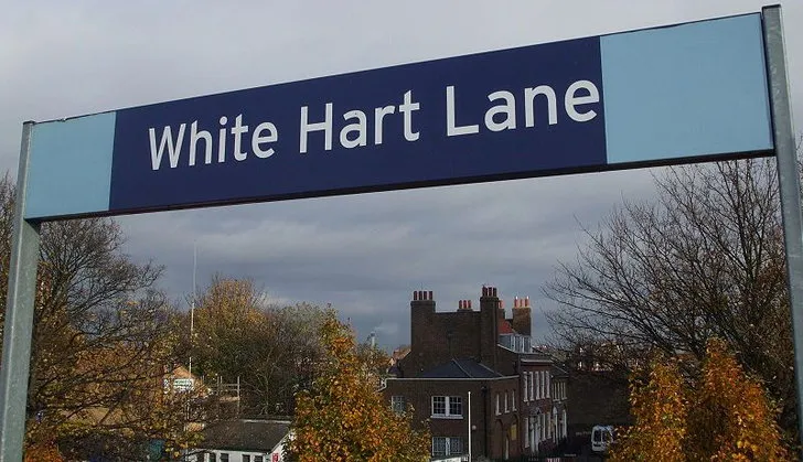 Biển báo sân ga White Hart Lane, chỉ dẫn đến sân vận động Tottenham