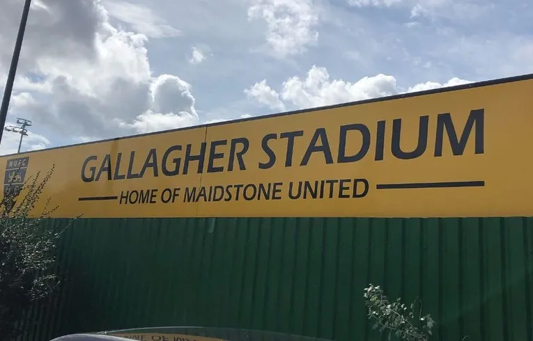 Biển chỉ dẫn lối vào sân Gallagher Stadium của Maidstone United
