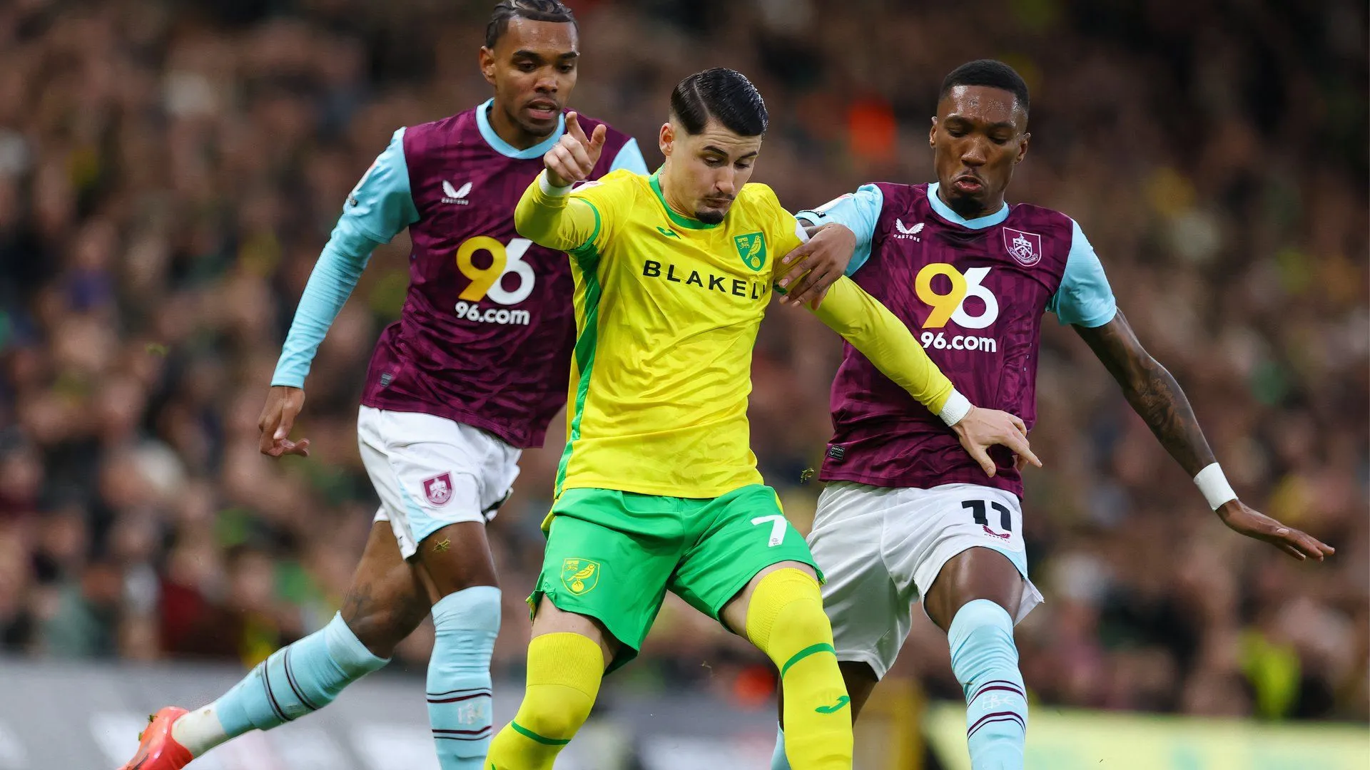 Borja Sainz ăn mừng cùng đồng đội tại Norwich City