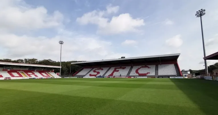 Các khán đài bên trong sân Broadhall Way của Stevenage FC