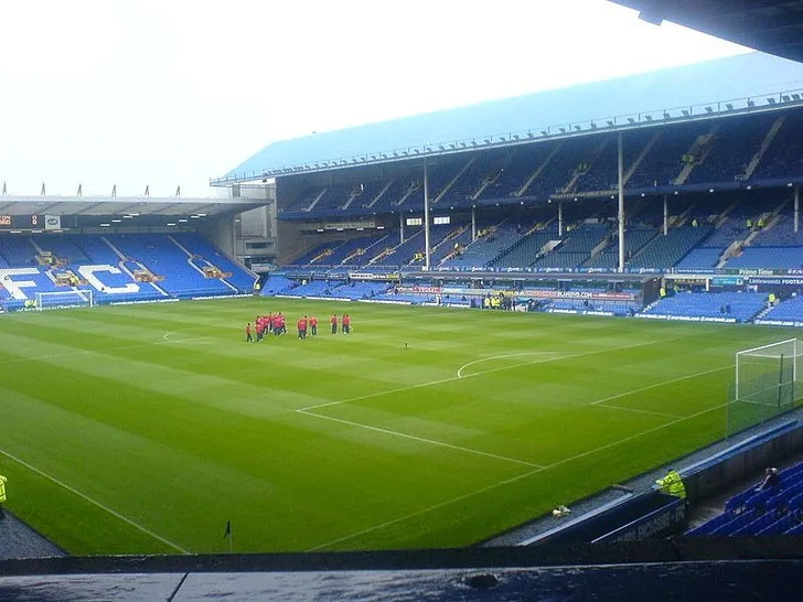 Cận cảnh bên trong sân vận động Goodison Park với các khán đài.