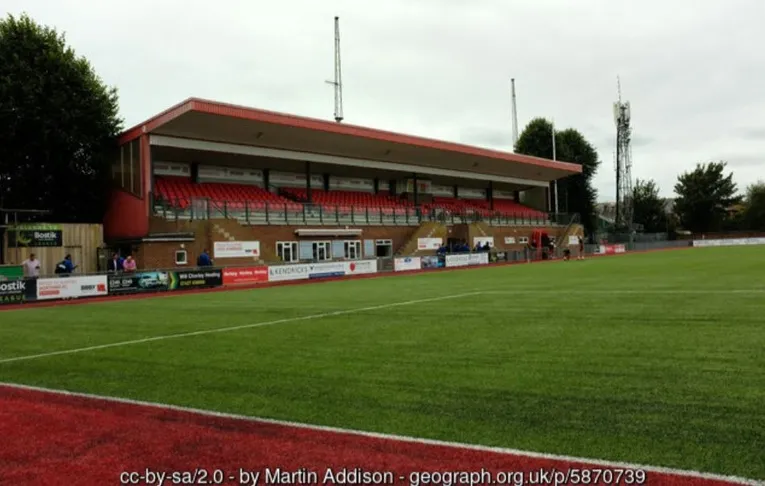 Cận cảnh các khán đài cơ bản tại sân vận động Woodside Road của Worthing FC