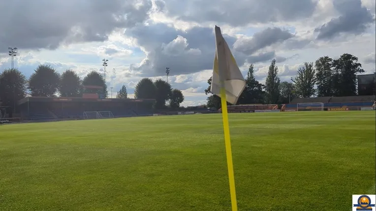 Cận cảnh cột cờ góc trên sân Cressing Road của Braintree Town