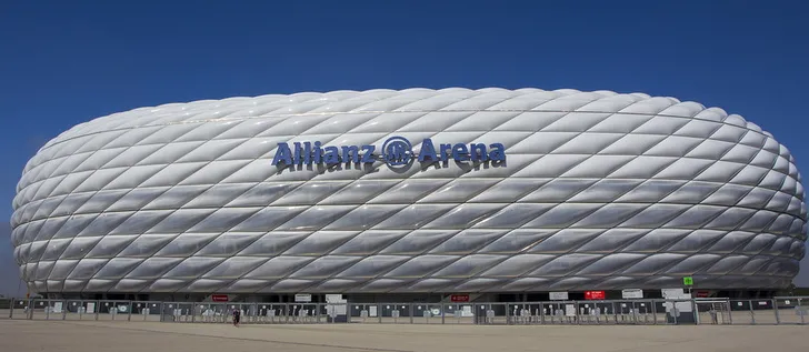Cận cảnh mặt ngoài sân Allianz Arena với kiến trúc độc đáo