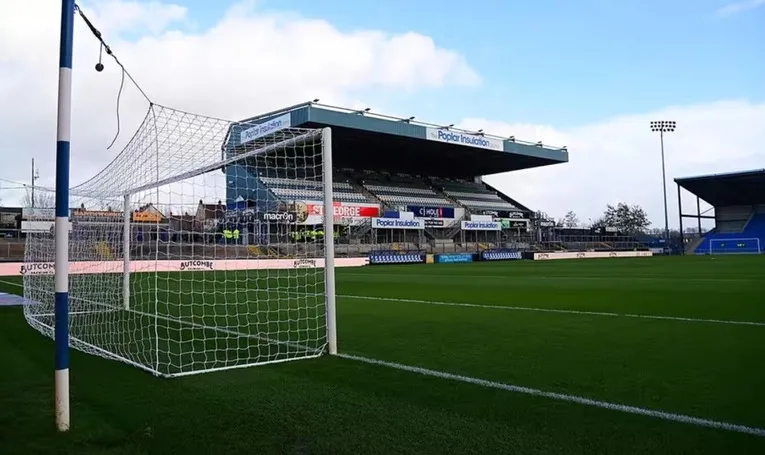 Cận cảnh sân cỏ và khu vực đường biên của Memorial Stadium, sân nhà Bristol Rovers