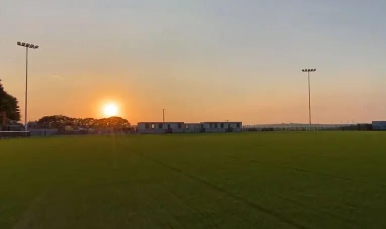 Cảnh hoàng hôn tuyệt đẹp tại sân Truro Sports Hub