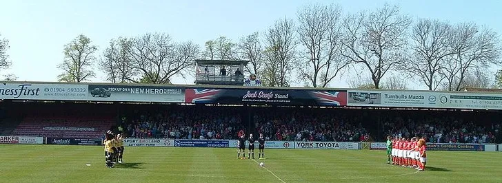 Cảnh khai cuộc trên sân Bootham Crescent trong một trận đấu của York City