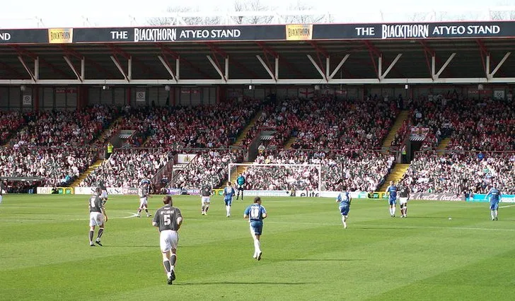 Cảnh khán giả cổ vũ trong trận đấu Bristol City vs Cardiff City tại Ashton Gate