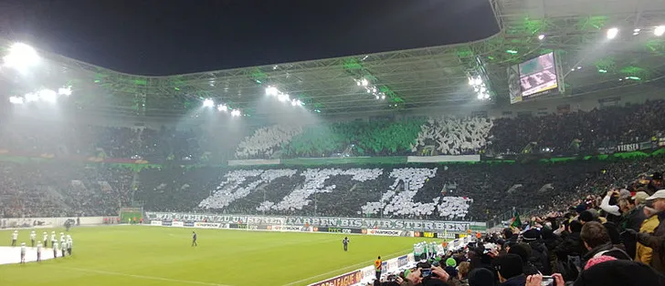 Cảnh trận đấu Borussia Mönchengladbach đối đầu Lazio tại đấu trường Châu Âu trên sân nhà.