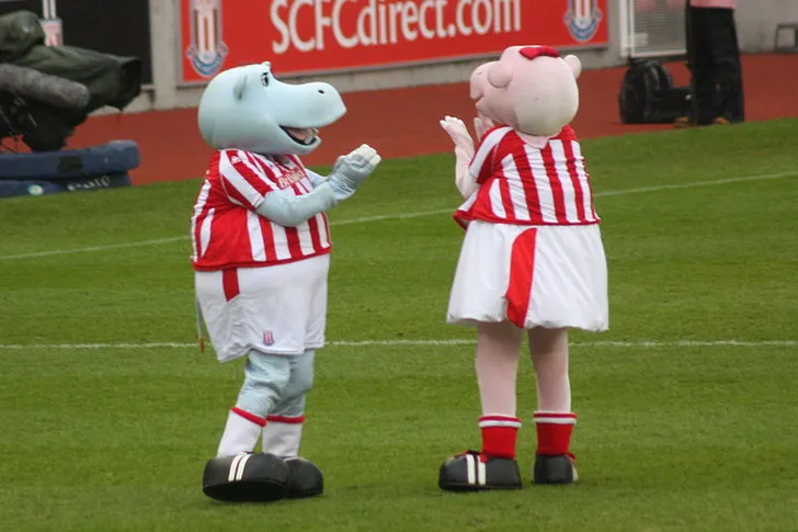 Cặp linh vật Pottermus Hippo và Pottermiss Hippo của câu lạc bộ Stoke City