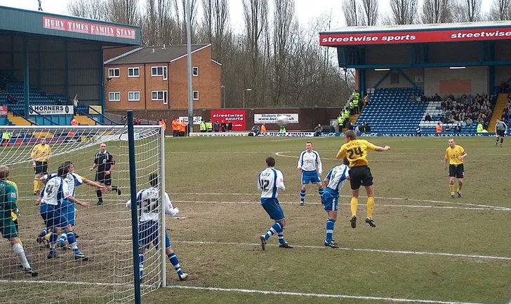 Cầu thủ Bury FC ăn mừng bàn thắng trong trận derby với Rochdale trên sân Gigg Lane