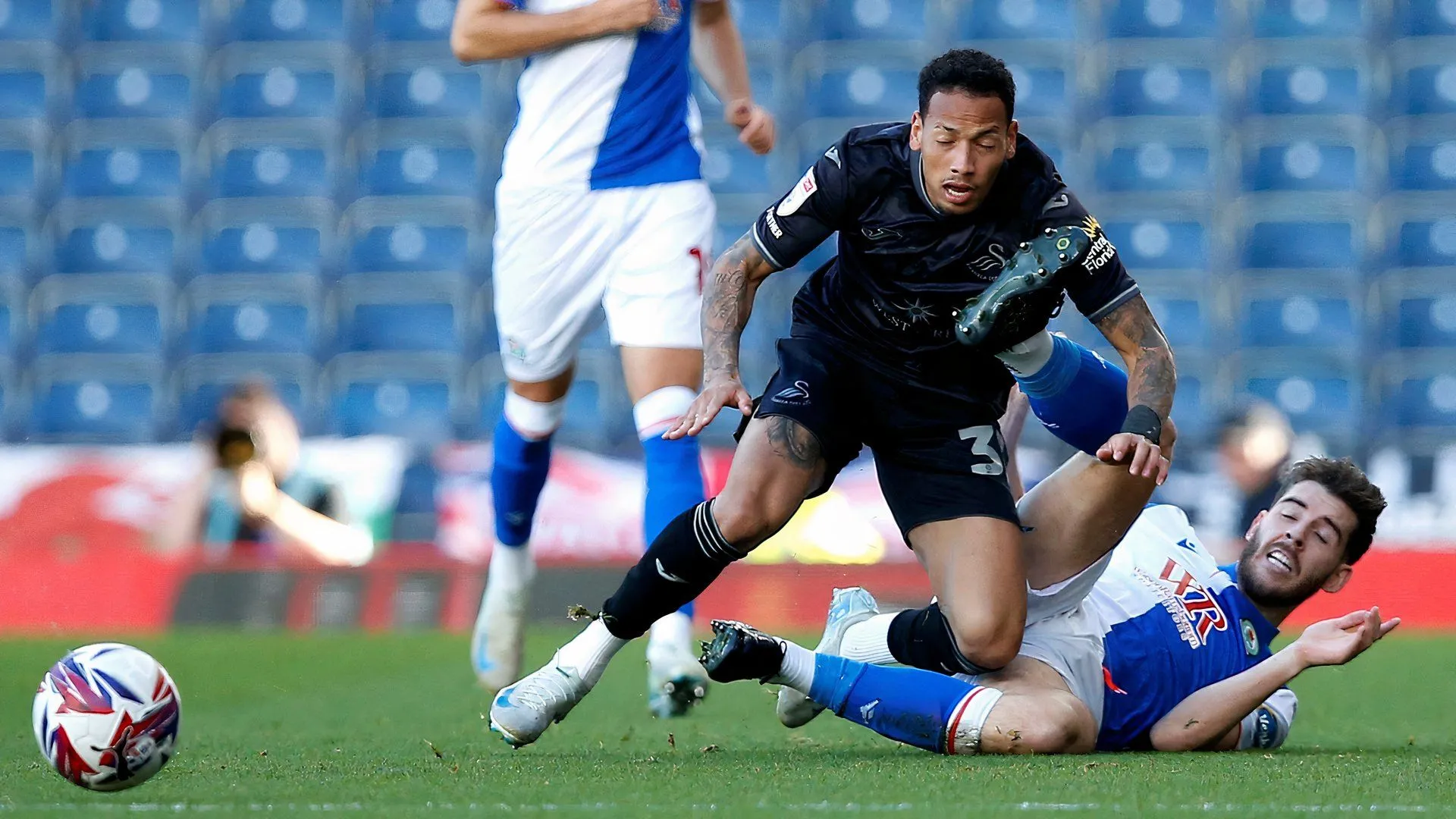 Cầu thủ Joe Rankin-Costello thi đấu cho Blackburn Rovers trong trận gặp Swansea City