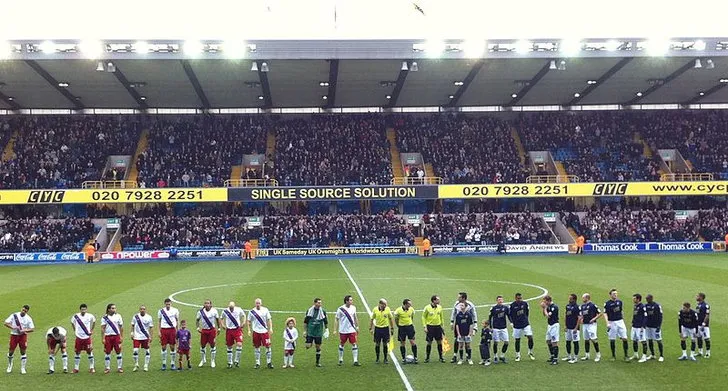 Cầu thủ Millwall và Crystal Palace xếp hàng trước trận đấu tại The Den.
