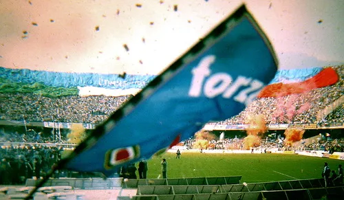 Cầu thủ Napoli ăn mừng tại sân vận động