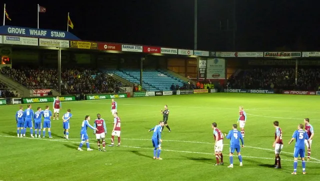 Cầu thủ Scunthorpe United và Middlesbrough tranh bóng tại Glanford Park
