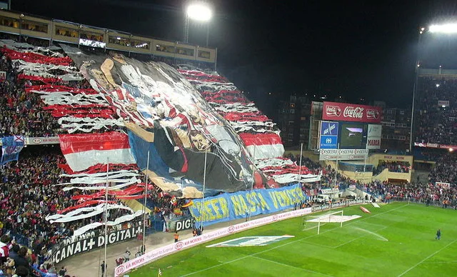 Cổ động viên Atlético Madrid cuồng nhiệt trong trận derby với Real Madrid tại Vicente Calderón