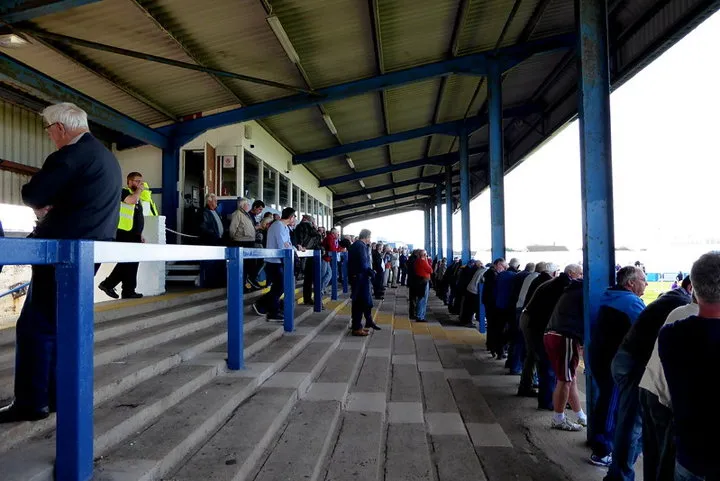 Cổ động viên Barrow AFC trên khán đài đứng Holker Street trong ngày thi đấu