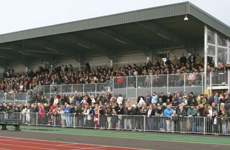 Cổ động viên Chelmsford City FC trên khán đài Melbourne Stadium trong một trận đấu