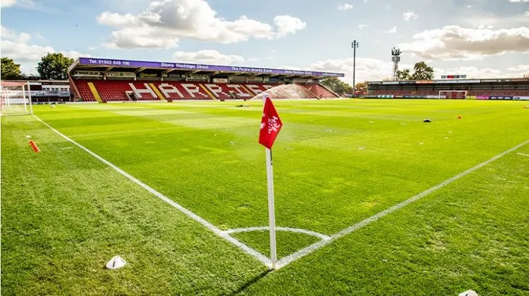 Cờ góc sân Aggborough, biểu tượng quen thuộc tại sân nhà của Kidderminster Harriers