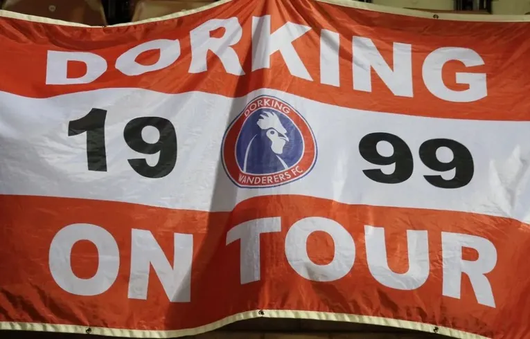 Cờ hiệu câu lạc bộ Dorking Wanderers FC tung bay tại sân nhà