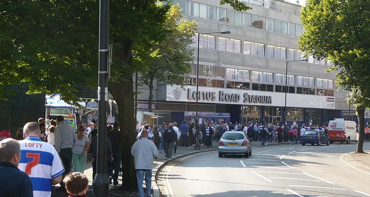 Con đường dẫn vào sân vận động Loftus Road nhộn nhịp ngày thi đấu
