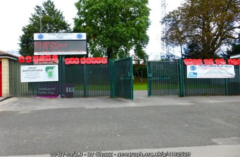 Cổng chính dẫn vào sân EBB Stadium (Recreation Ground) của Aldershot Town